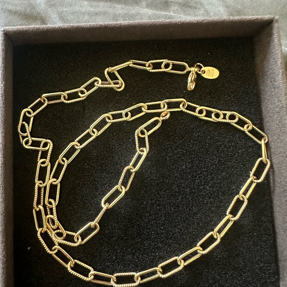 18k yellow gold chain necklace. Made in Italy. Stamped 750.